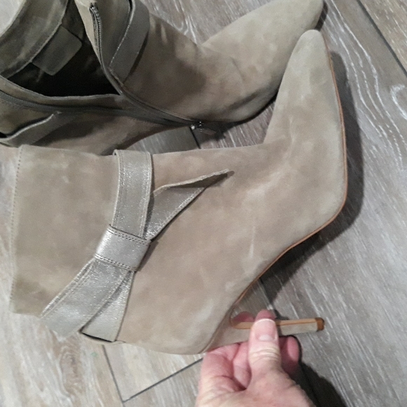 Vince Camuto light brown suede bow ankle zip boots. Size 9.5 - Picture 1 of 12
